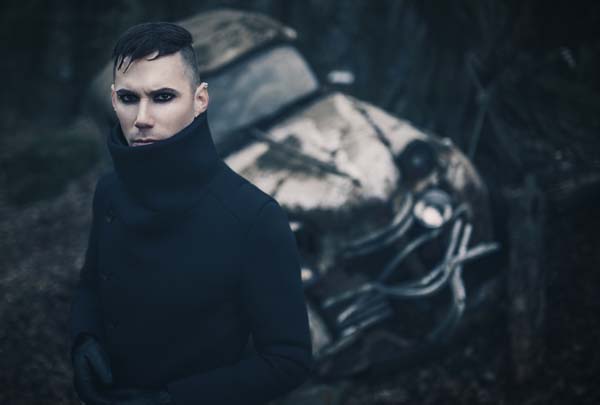 IN STRICT CONFIDENCE - "Herz & Frozen Kisses"